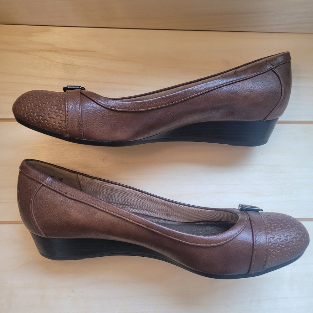 Life Stride Women's Brown Wedge Shoe with Buckle Size 9 - Picture 3 of 6
